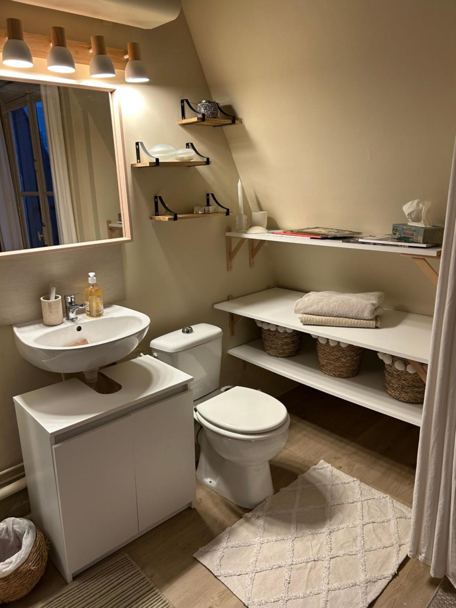 Apartment Entierement Renove Avec Balcon Place De La Bastille *