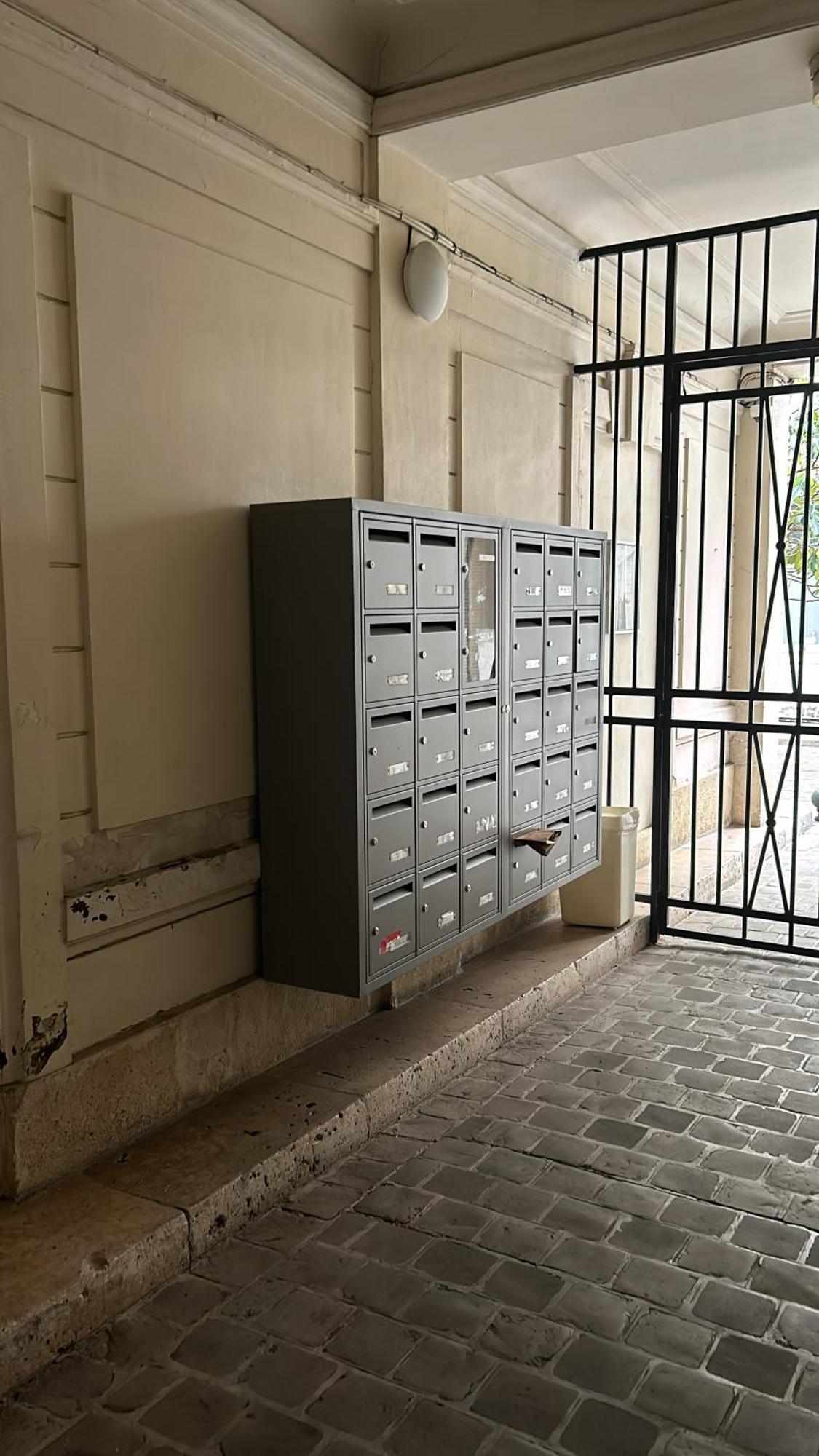 Appartement Entierement Renove Avec Balcon Place De La Bastille
